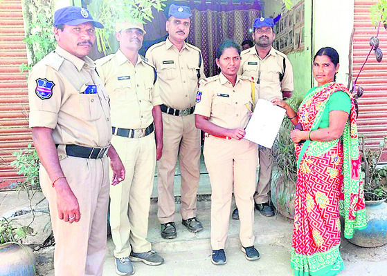 జరిమానా చెల్లిస్తున్న నిందితురాలు (ఫైల్)
1