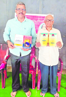 ఉత్సవాల బ్రోచర్ ఆవిష్కరిస్తున్న గిరిధర్, శ్రీమన్నారయణ మూర్తి4