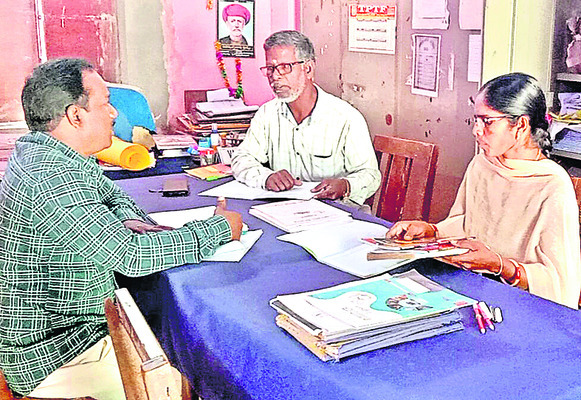 విద్యార్థుల గ్రేడ్లను పరిశీలిస్తున్న
పెరుమాండ్ల శ్రీనివాస్ 1
