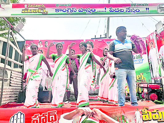 నృత్యం చేస్తున్న కళాకారులు
1