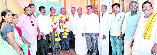 అధ్యక్ష, ఉపాధ్యక్షులను సన్మానిస్తున్న దృశ్యం 1