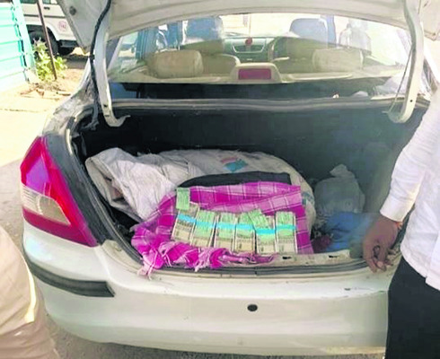 కారు డిక్కీలో పట్టుబడిన నగదు కట్టలు 2