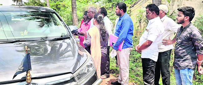 కలెక్టర్కు సమస్యను వివరిస్తున్న రైల్వే భూసేకరణ
బాధితులు 1