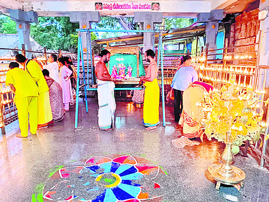 స్వామి సన్నిధిలో దీపాలను వెలిగిస్తున్న భక్తులు 1