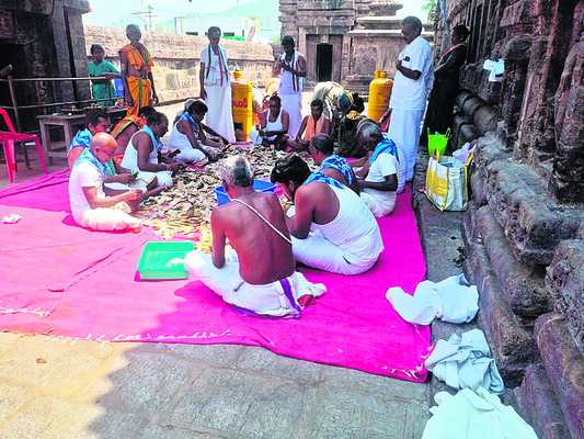 ఆలయ ఆదాయం లెక్కిస్తోన్న ఈఓ అర్చకులు1