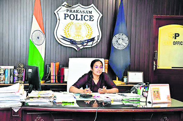 వీడియో కాన్ఫరెన్స్లో మాట్లాడుతున్న ఎస్పీ మలికా గర్గ్ 1
