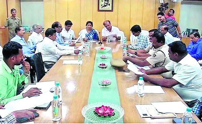  మంత్రి అశోక్‌చంద్ర పండా అధ్యక్షతన సమావేశమైన రుకుణ రథయాత్ర కమిటీ ప్రతినిధులు 
1