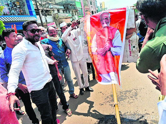 ప్రధాని మోదీ దిష్టిబొమ్మను దగ్ధం చేస్తున్న దృశ్యం 1