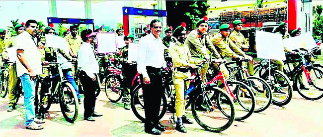 సైకిల్ ర్యాలీ నిర్వహిస్తున్న ఎన్సీసీ క్యాడెట్లు 2
