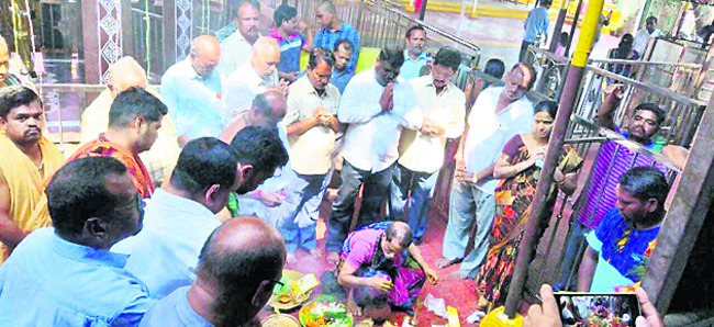 ముహూర్తపు రాట పూజలు నిర్వహిస్తున్న దృశ్యం 1