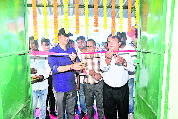 ఆరోగ్య కేంద్రాన్ని ప్రారంభిస్తున్న 
కలెక్టర్‌ విశాల్‌సింగ్‌ 2