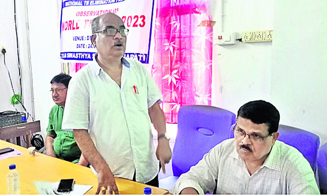 పర్లాకిమిడి: సూచనలందిస్తున్న
సీడీఎంఓ డాక్టర్ పీకే పాత్రొ 4