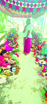 కుంకుమ పూజలు చేస్తున్న మహిళలు 2
