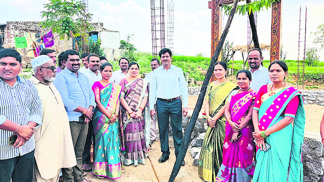 ఇళ్లు పరిశీలిస్తున్న అదనపు కలెక్టర్ 1