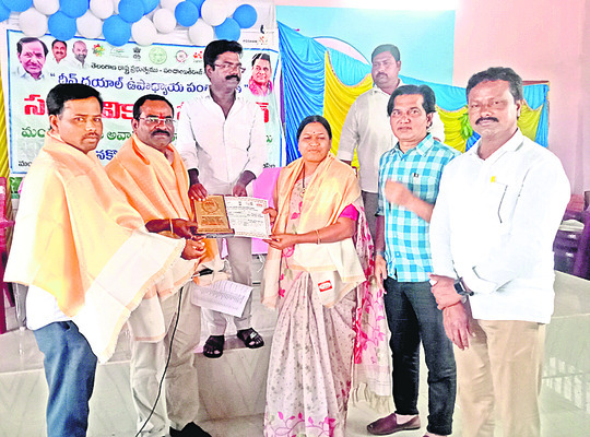 అవార్డులు అందజేస్తున్న ఎమ్మెల్యే1