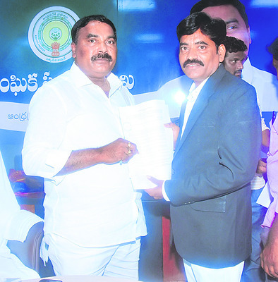నియామక జీవోను మంత్రి డాక్టర్ నాగార్జున నుంచి స్వీకరిస్తున్న గుంటూరు కృష్ణ 3