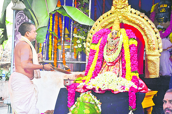 అమ్మవారికి అర్చన నిర్వహిస్తున్న ఆలయ అర్చకులు1
