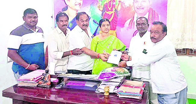 అరుణకు పత్రిక అందిస్తున్న ఉద్యోగులు2