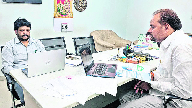 గూగుల్ మీట్లో మాట్లాడుతున్న
జెడ్పీ చైర్మన్ మజ్జి శ్రీనివాసరావు 1