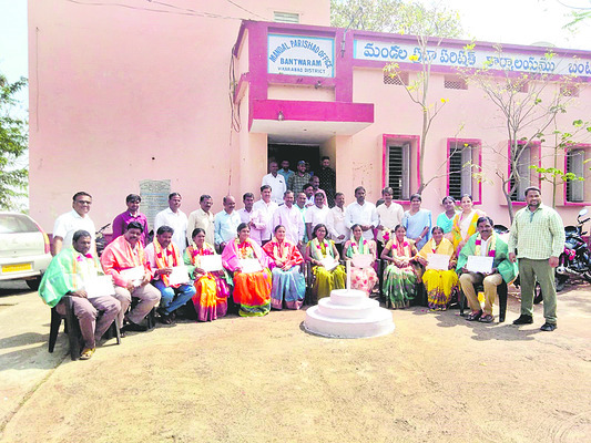 బంట్వారం: ప్రశంసా పత్రాలతో సర్పంచ్లు2