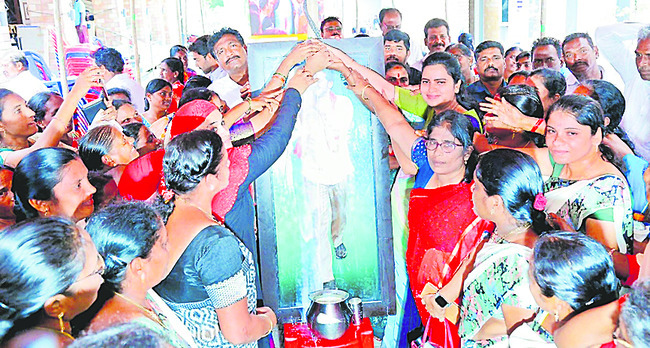 సీఎం చిత్రపటానికి క్షీరాభిషేకం చేస్తున్న మంత్రి2