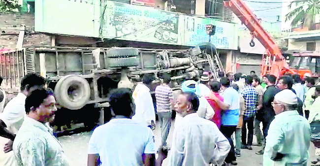 రోడ్డుపై పడిన కోళ్లఫారం లారీ1