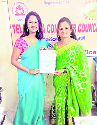 నియామక పత్రం
అందుకుంటున్న మంజుల 1