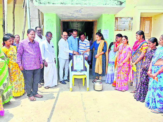 మర్రిపూడిలో సీఎం చిత్రపటానికి క్షీరాభిషేకం..1