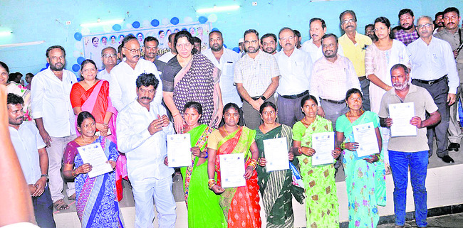 పట్టాలను పంపిణీ చేస్తున్న మంత్రి, కలెక్టర్, ఎమ్మెల్యే3