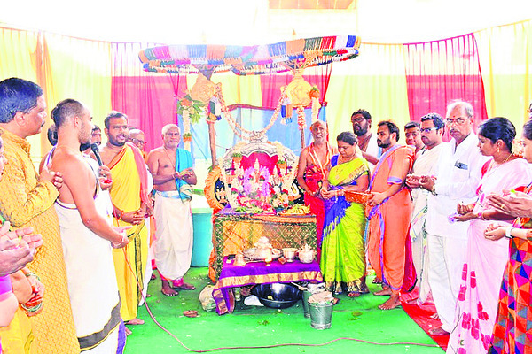 స్వామి, అమ్మవార్ల ఉత్సవమూర్తులతో అర్చకులు 2