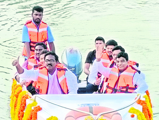 బోటు షికారు చేస్తున్న మంత్రి పువ్వాడ,
ఎంపీ నామా, కలెక్టర్ గౌతమ్ తదితరులు 1