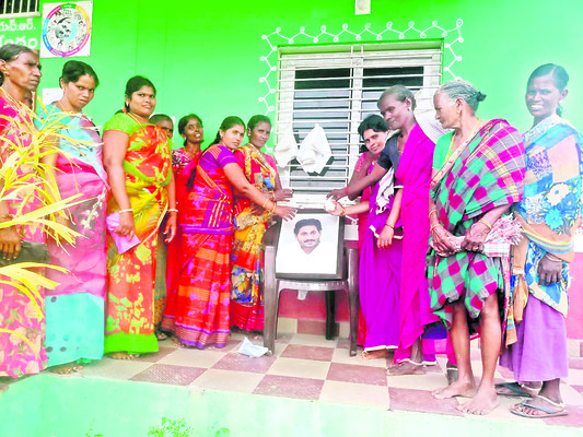 పొదిలిలో క్షీరాభిషేకం చేస్తున్న మహిళలు2