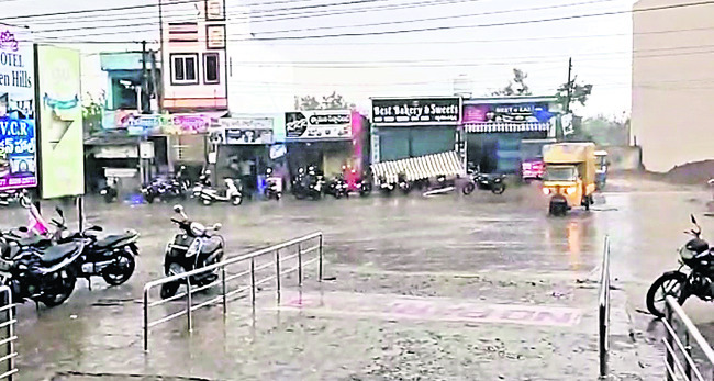 పట్టణంలో కురుస్తున్న వర్షం2