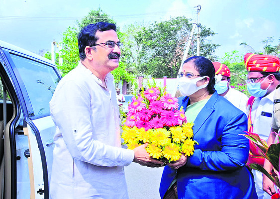 హైకోర్టు జడ్జి బొప్పూడి కృష్ణమోహన్కు పుష్పగుచ్చం అందజేస్తున్న జిల్లా జడ్జి ఏ భారతి3