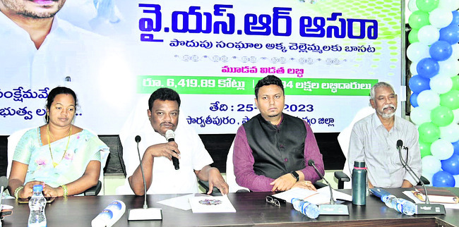 సమావేశంలో మాట్లాడుతున్న ఎమ్మెల్యే జోగారావు
1