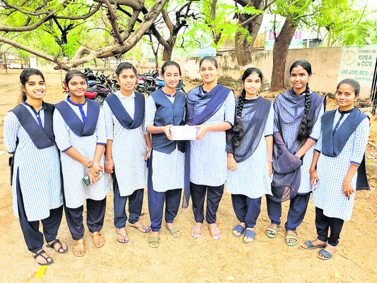 ఫస్ట్ ఎయిడ్ కిట్తో కెమిస్ట్రీ విద్యార్థినులు 1