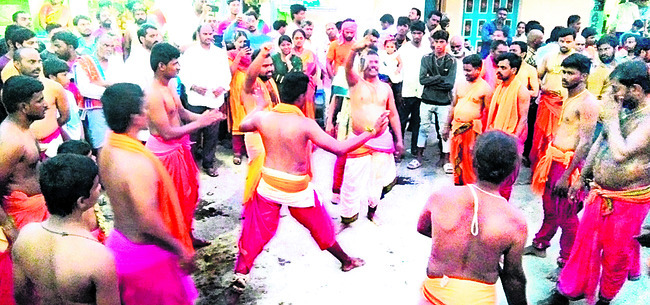 తొగట వీరక్షత్రియ భక్తుల కత్తిసాము ప్రదర్శన1