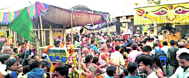 ఆలయ ఆవరణలో కిక్కిరిసిన భక్తులు2