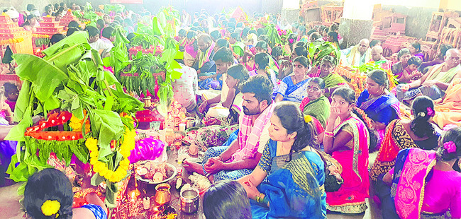 నాచగిరిలో వ్రతమాచరిస్తున్న భక్తులు1