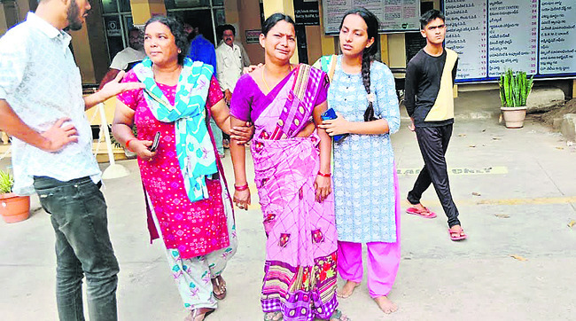 రోదిస్తున్న తల్లి, కుటుంబ సభ్యులు1