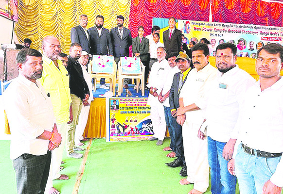 పోటీలను ప్రారంభిస్తున్న నాయకులు 
1