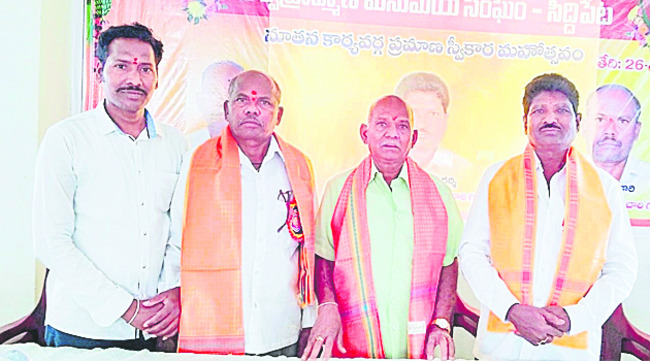 నూతన సభ్యులను అభినందిస్తున్న
మురళీకృష్ణ, తదితరులు2