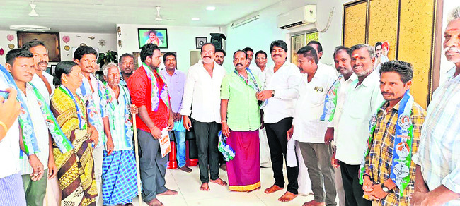 ఎమ్మెల్యే బియ్యపు మధుసూదన్రెడ్డి సమక్షంలో పార్టీలో చేరుతున్న నాయకులు 1