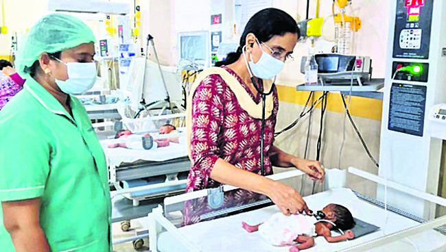 శిశువుకు చికిత్స అందిస్తున్న వైద్యురాలు
2