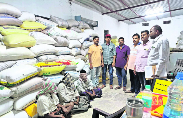 యాడికిలోని రైస్‌మిల్‌లో విజిలెన్స్‌ అధికారులు పట్టుకున్న రేషన్‌ బియ్యం (ఫైల్‌)1