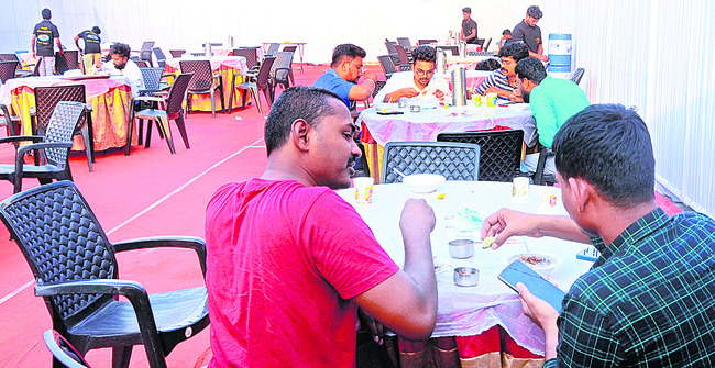 హలీంను ఆరగిస్తున్న యువకులు2