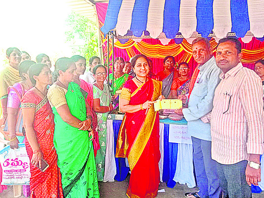 రశీదు తీసుకుంటున్న ఉద్యోగులు
1