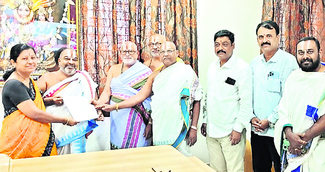 భాస్కరాచార్యులకు నియామకపత్రం అందజేస్తున్న ఈఓ గీతారెడ్డి
2