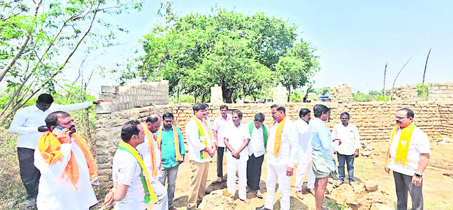 మహబూబ్పేట గ్రామంలో వ్యవసాయ బావిని పరిశీలిస్తున్న సూదగాని హరిశంకర్ గౌడ్
1