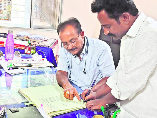 డాక్టర్ వై.సుబ్రహ్మణ్యం సమక్షంలో బాధ్యతలు తీసుకుంటున్న పసుపుల నరసింహగౌడ్ 1